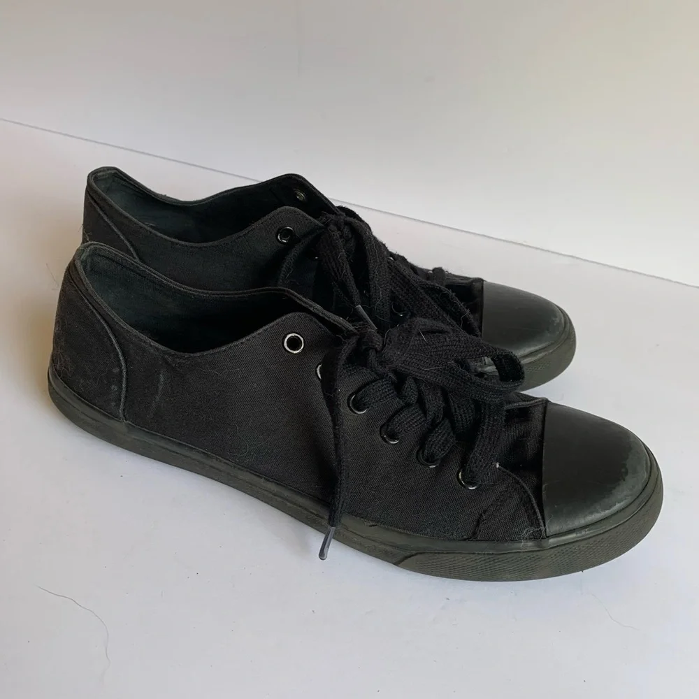 Mossimo black sneakers size 9